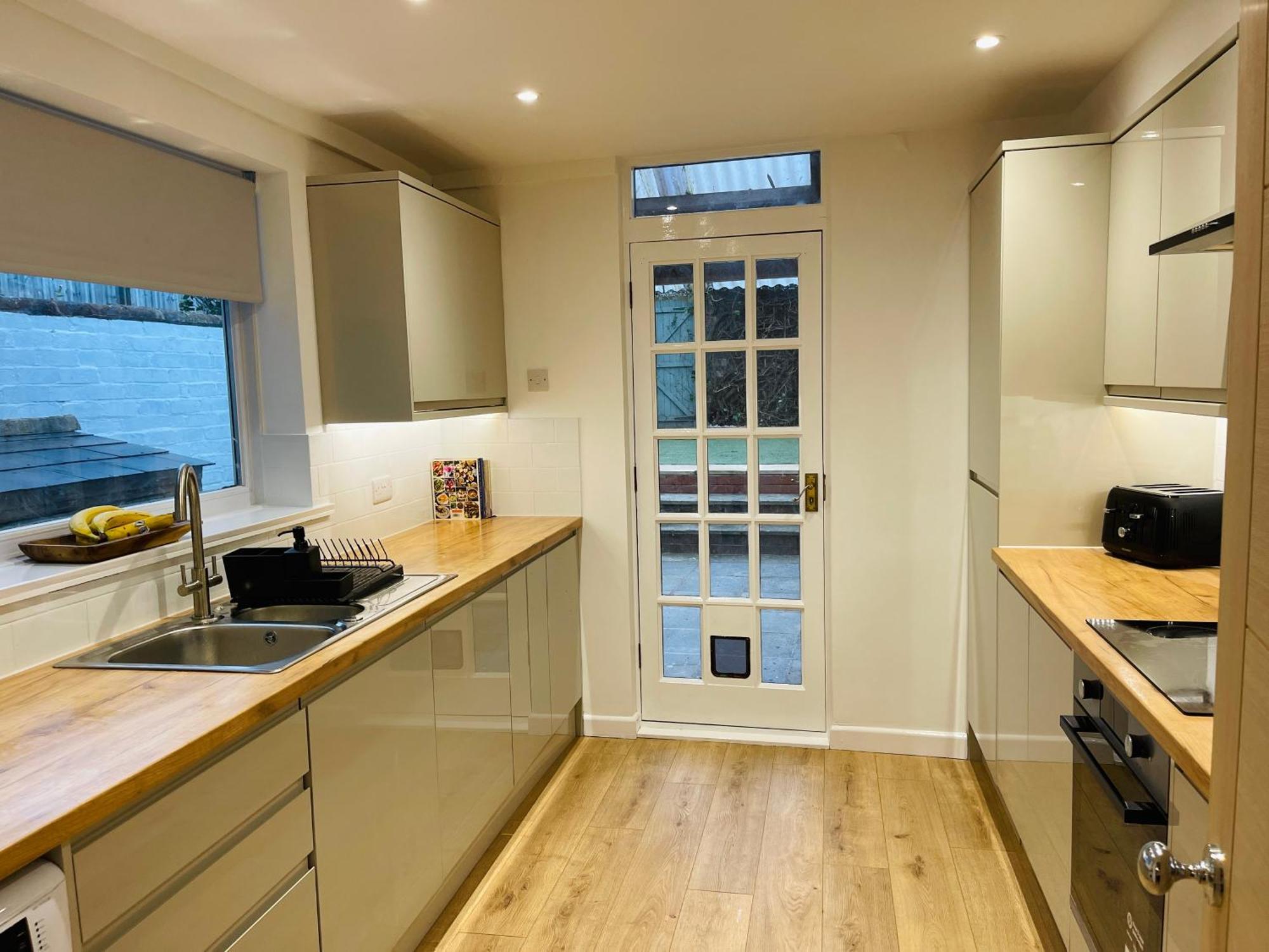 Newly Refurbished City Centre House With Parking 埃克塞特 外观 照片